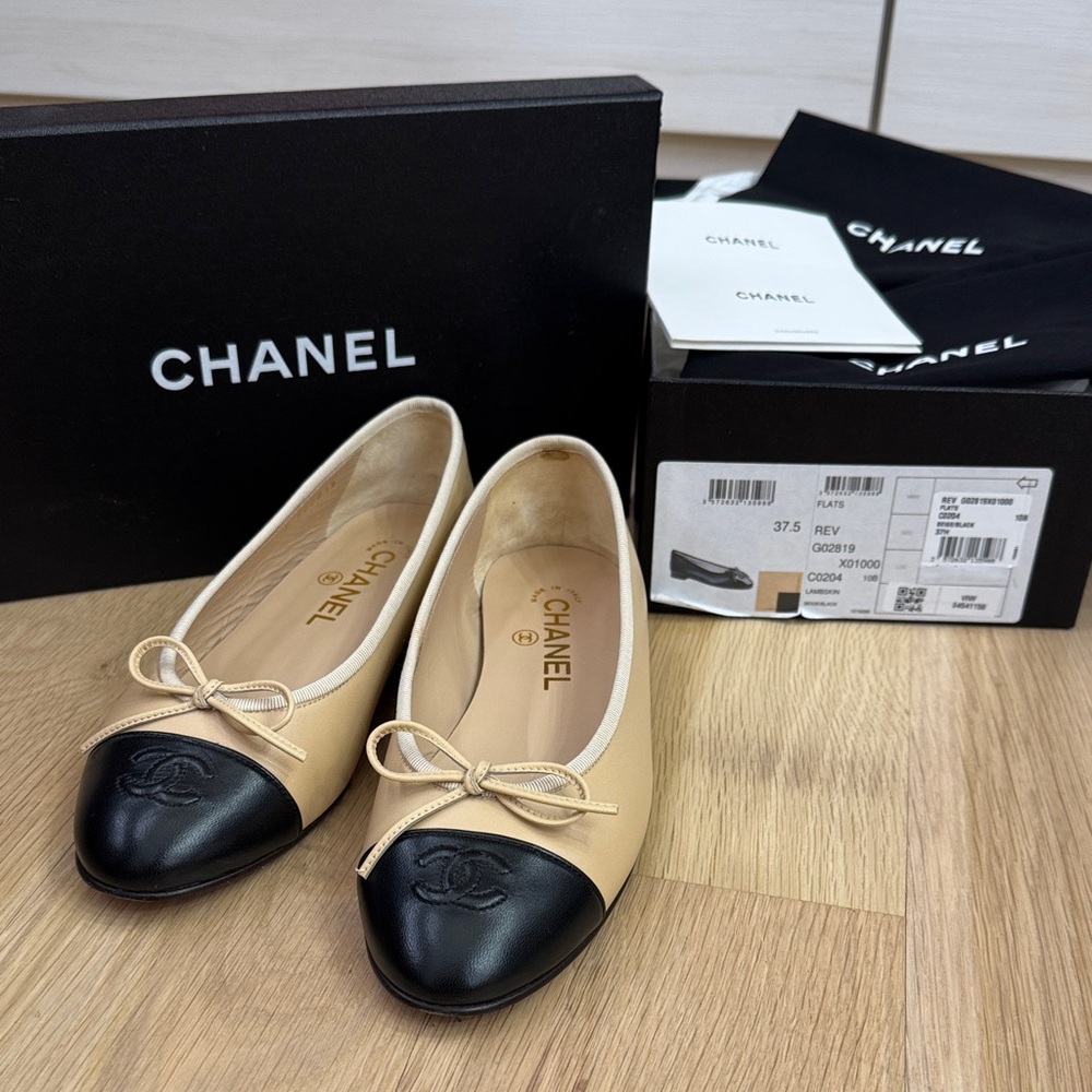 CHANEL beige and black lambskin flats